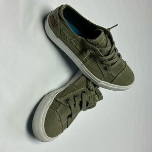 Blowfish army green canvas sneaker, size 9